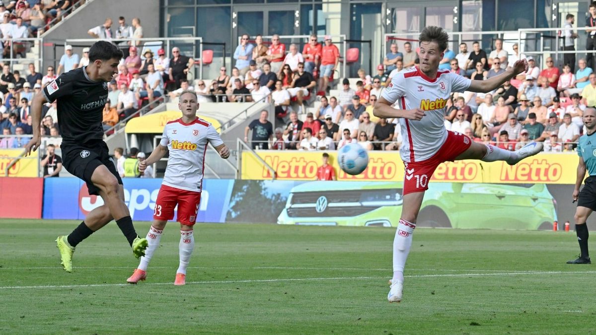 Fürth besiegt Regensburg und bleibt ungeschlagen