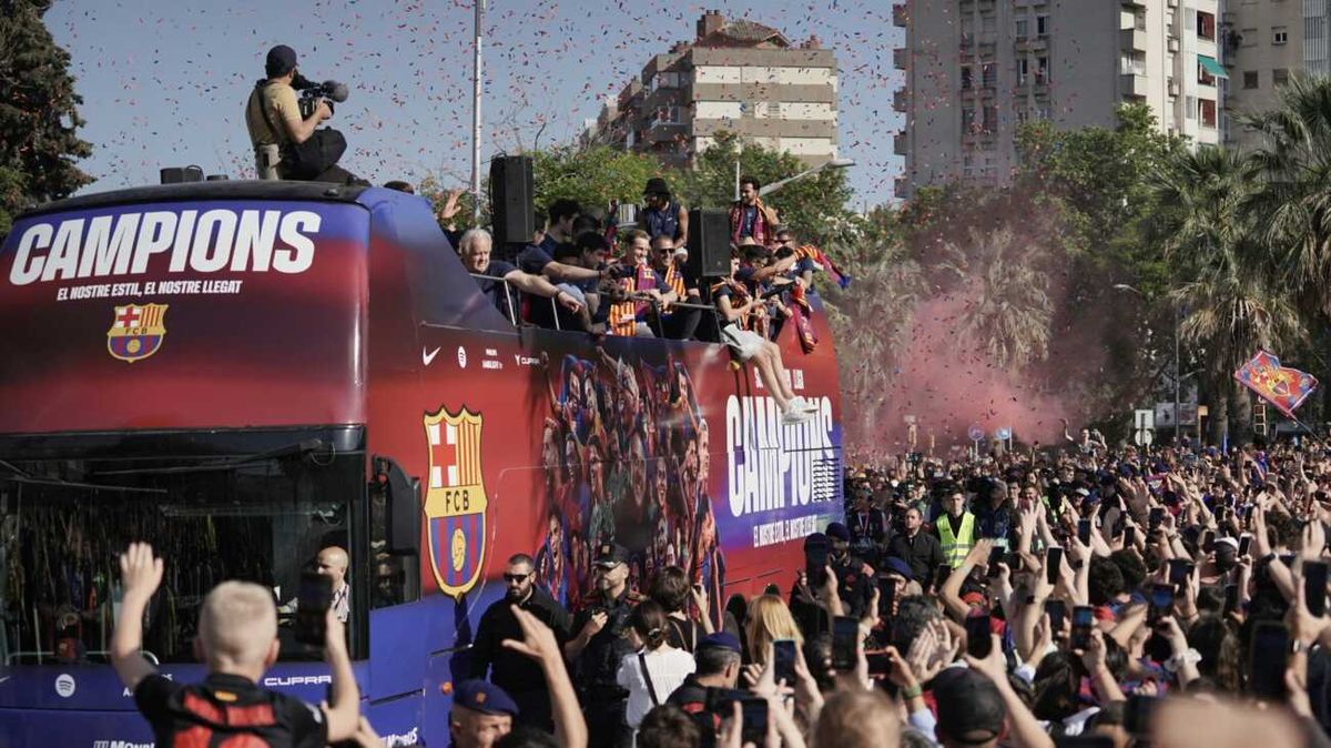 Im offenen Bus durch die Stadt: Flick und Barcelona gefeiert