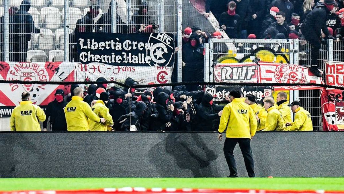 Regionalliga: Lange Unterbrechung nach Ausschreitungen in Jena
