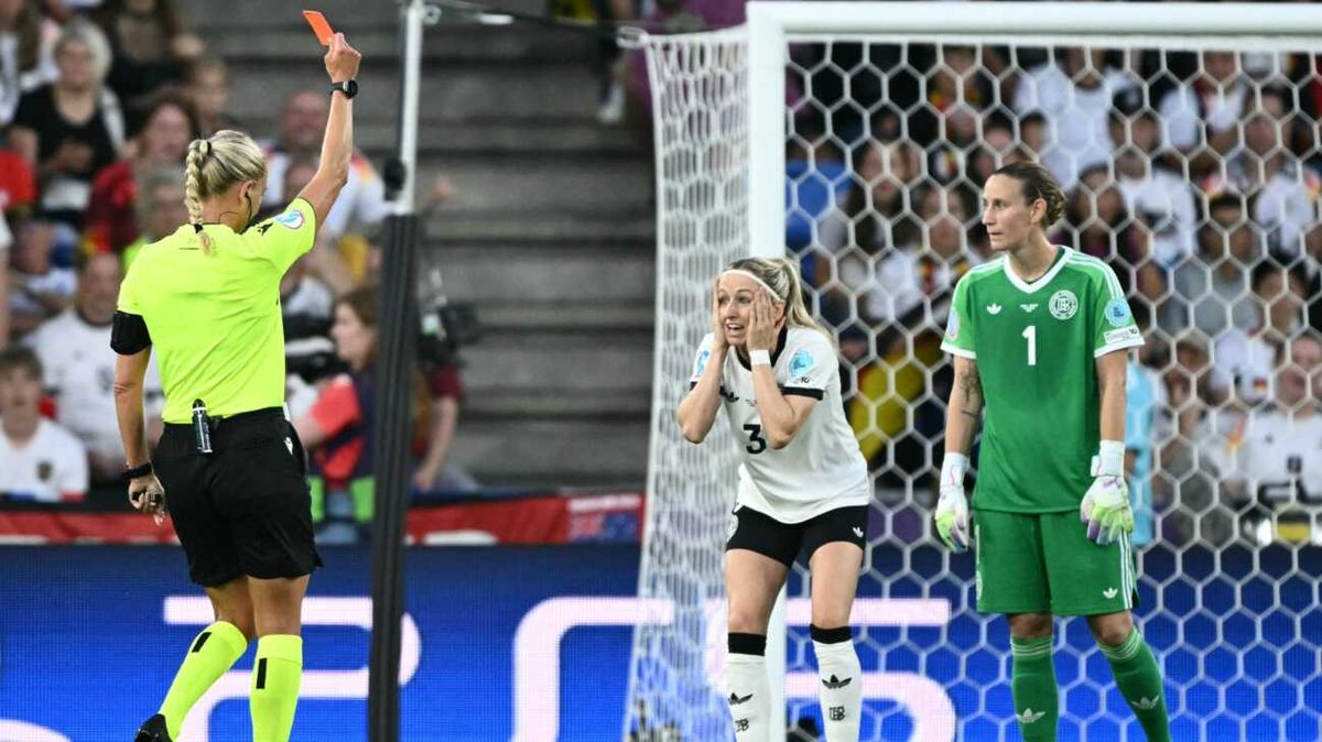 Kathrin Hendrichs Platzverweis: Hoffnung auf EM-Endspiel bleibt