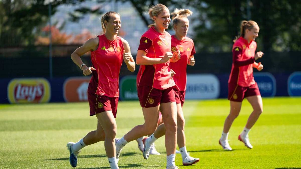 Comedy-Star Hazel Brugger bringt DFB-Frauen zum Lachen