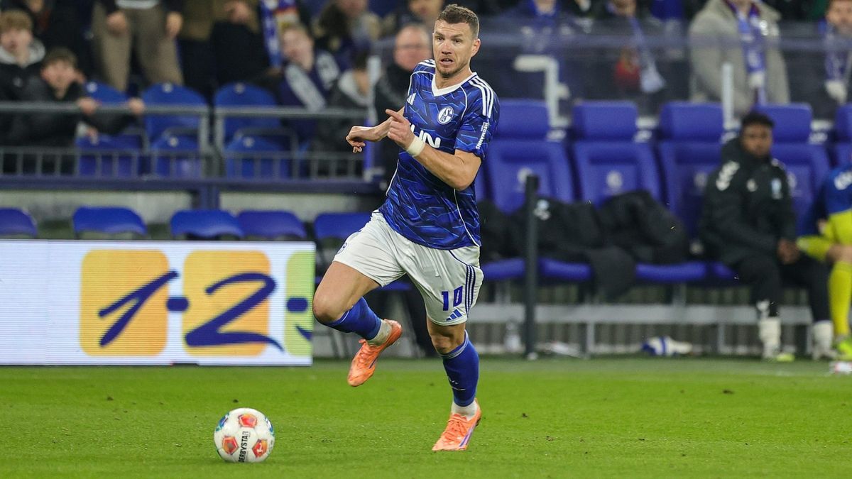 Auch Dzeko trifft: Schalke nach Torfestival wieder Erster