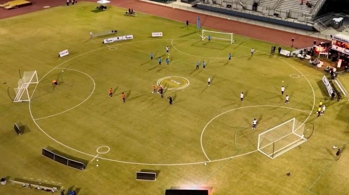 Drei Teams, drei Tore, Spielfeld ein Kreis: Wird OmegaBall das nächste Fußball-Experiment?