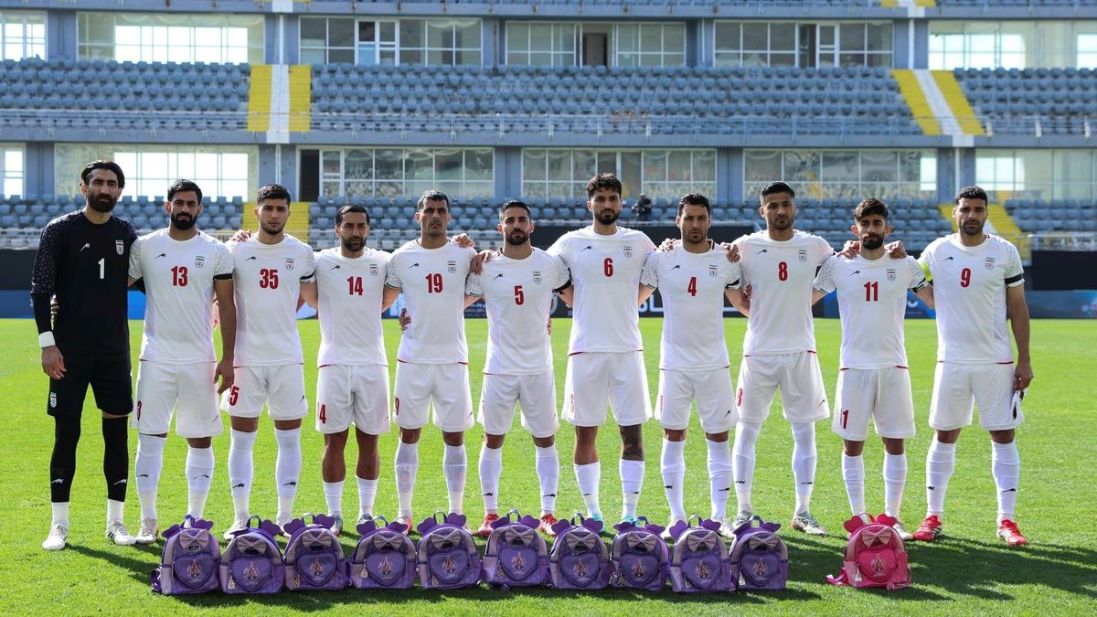 Rucksäcke und Trauerflor: Irans Fußballer senden Botschaft