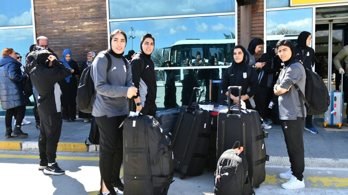 Blumen und Jubel: Irans Frauen in Heimat empfangen