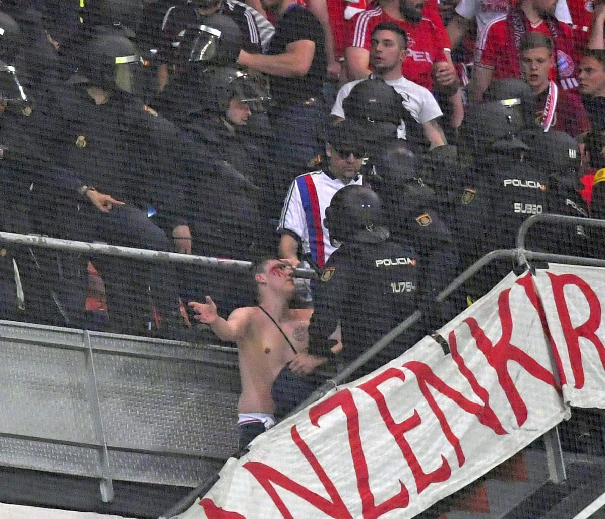 Die UEFA bestraft Pyrotechnik sofort – bei Polizeigewalt gegen Fans schaut sie weg