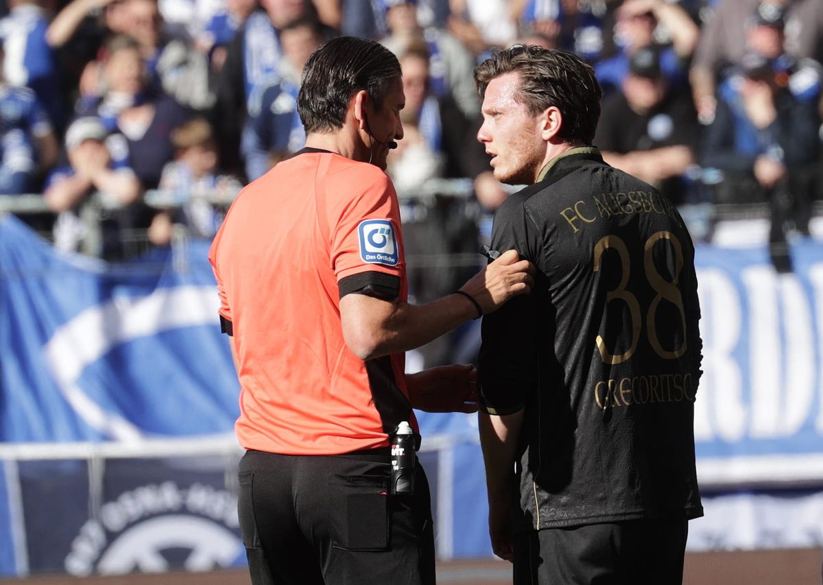 Ein ehrlicher Fußballer! Wer hat denn den hier reingelassen?