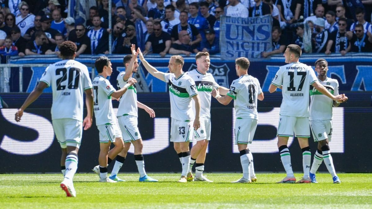 Später Sieg beim KSC: 96 springt auf Relegationsplatz