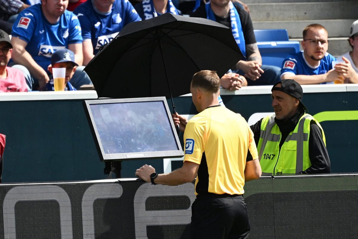 Rummenigges Vorstoß: Schluss mit dem überflüssigen Schauspiel am VAR-Monitor!