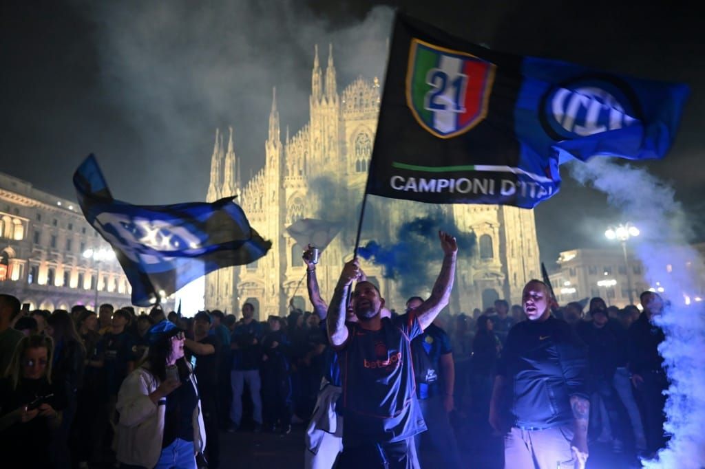 Bis tief in die Nacht: Tifosi feiern Inters Titelgewinn