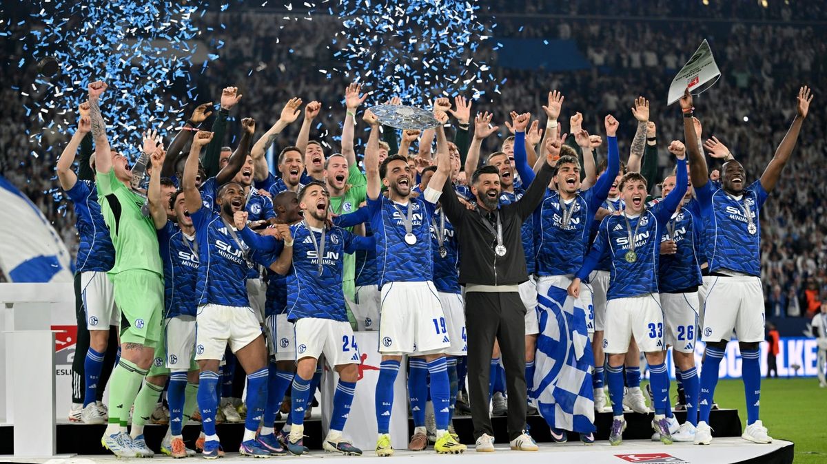 Mit Freibier und Derby-Vorfreude: Schalke feiert die Schale