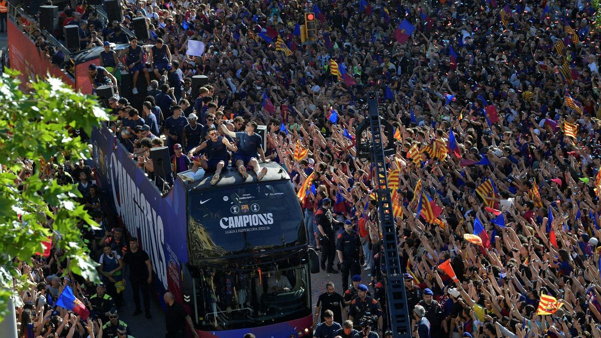 Flick mit dabei: Barca lässt sich bei Busparade feiern