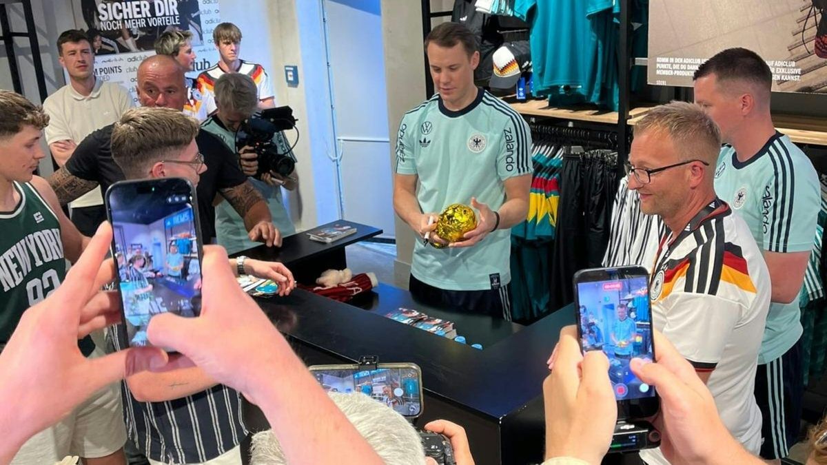 Mit Goldpokal und hunderten Fans: Neuer entfacht Euphorie