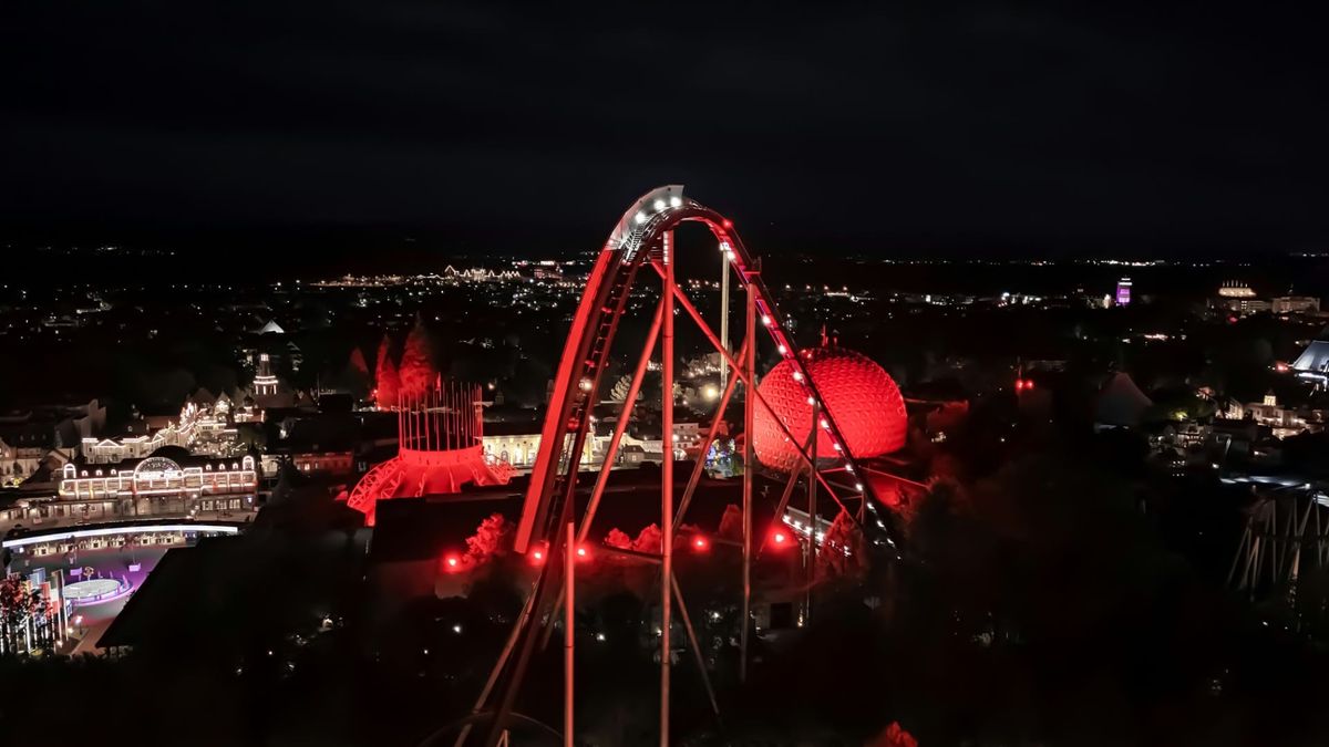 Finalfieber im Europa-Park: Achterbahnen leuchten für Freiburg
