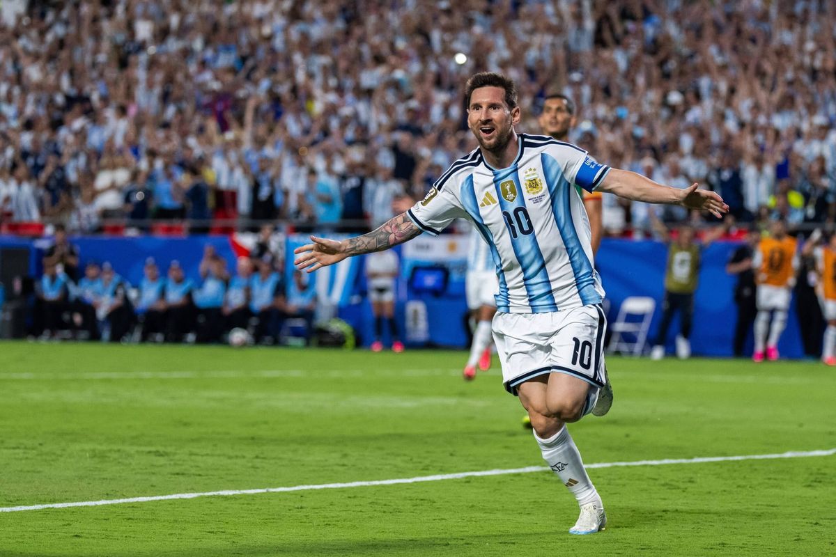 Patches, Pathos, Profit: Wie die FIFA jeden Trikotzentimeter monetarisiert