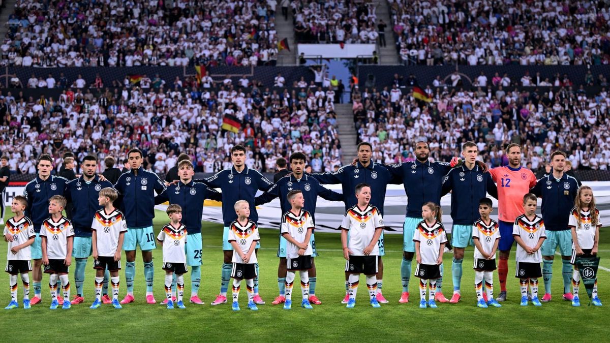 Fußball-WM: Ersatzspieler bei Hymnen auf dem Platz