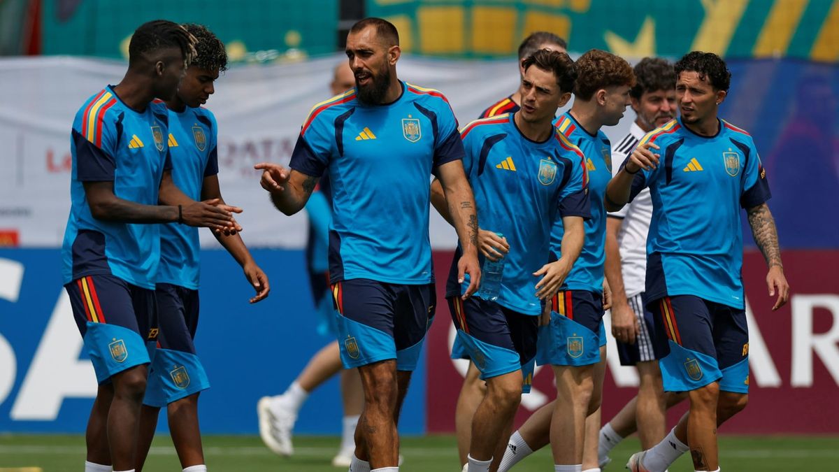Spanien vor Training mit Schweigeminute für Erdbeben-Opfer