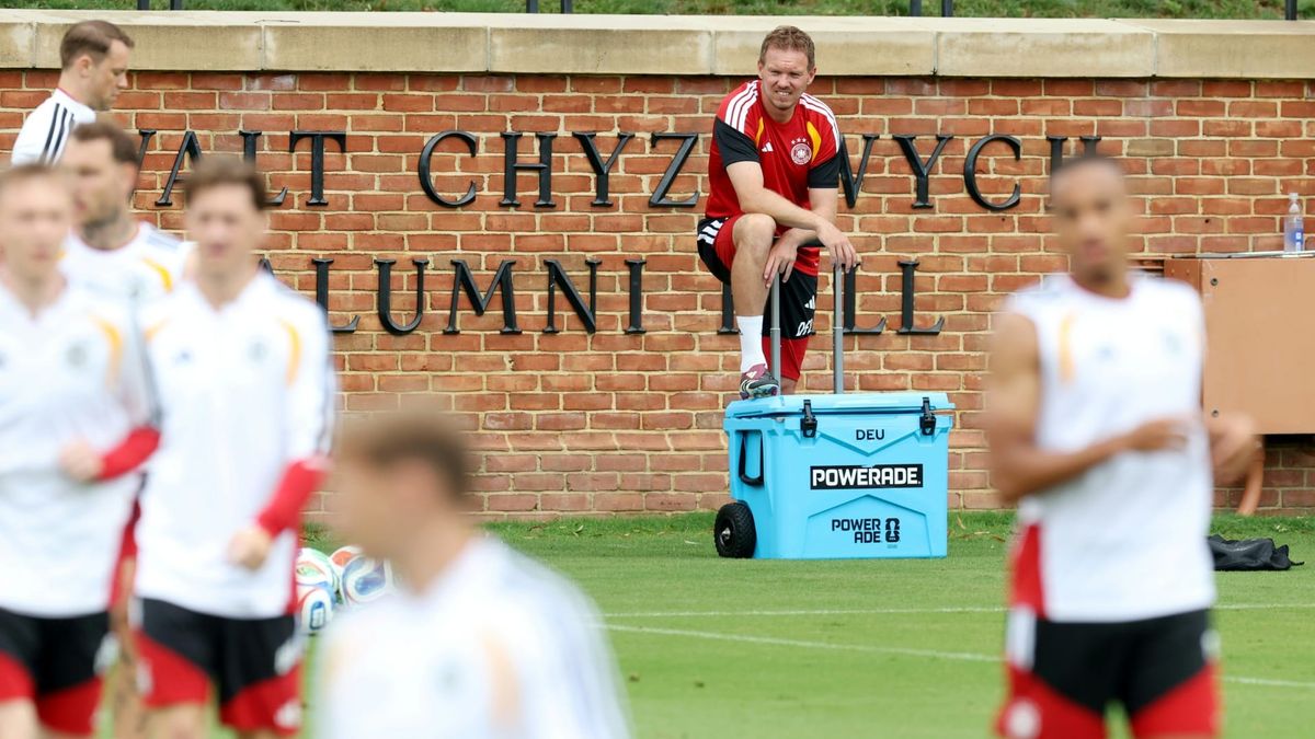 Abtasten auf dem Rollfeld: DFB-Team nach Toronto abgeflogen