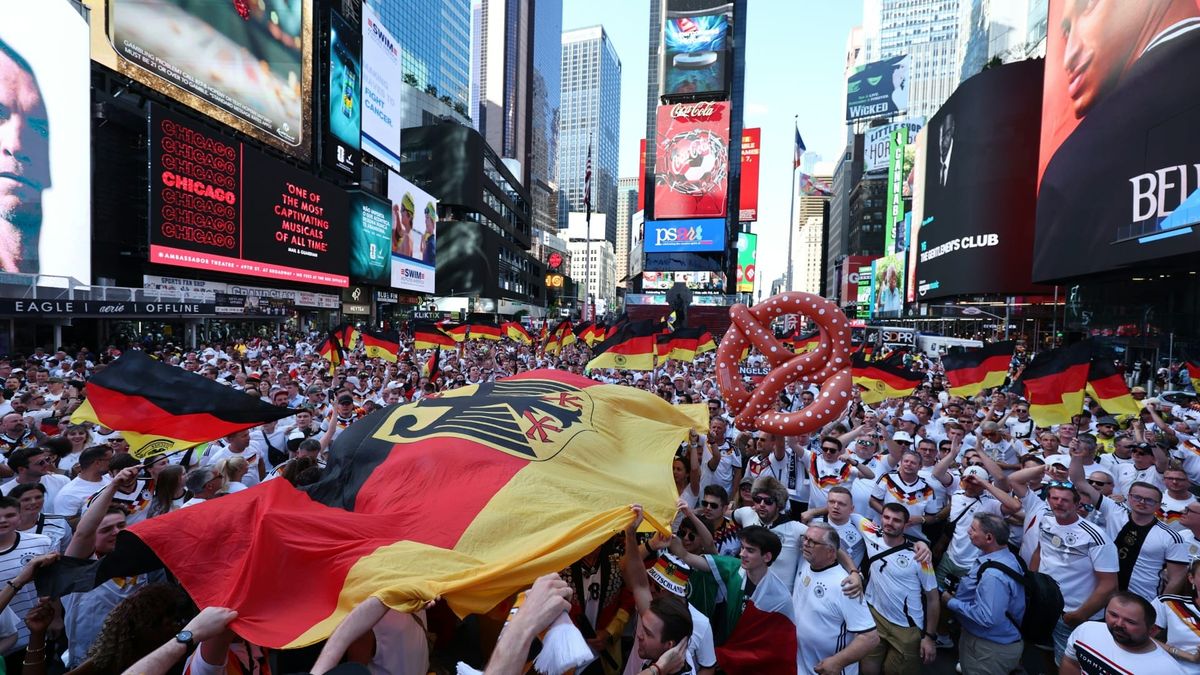 Humba und Nationalhymne: Deutsche Fans feiern am Times Square