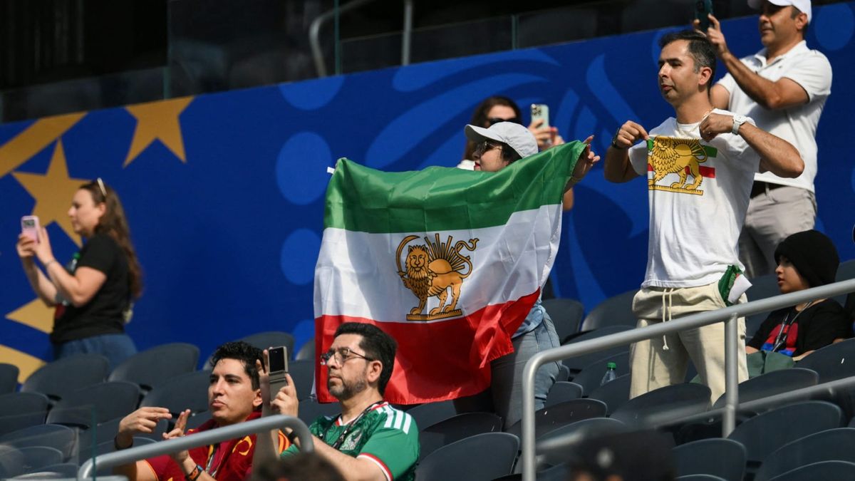 Trotz Verbot: Zahlreiche historische Iran-Flaggen bei WM-Spiel