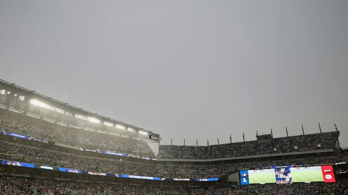 Unwetter: Fans bei Frankreich-Spiel müssen von den Rängen
