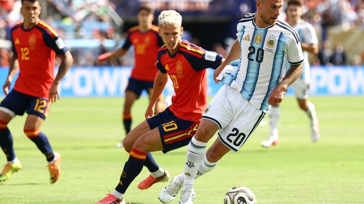 Alexis Mac Allister (r.) sitzt im FIFPRO-Spielerrat