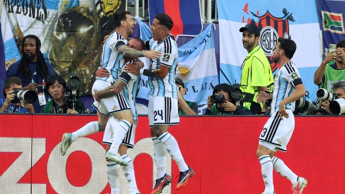 Sieg in Überzahl: Messi und Co. mit Mühe ins Halbfinale
