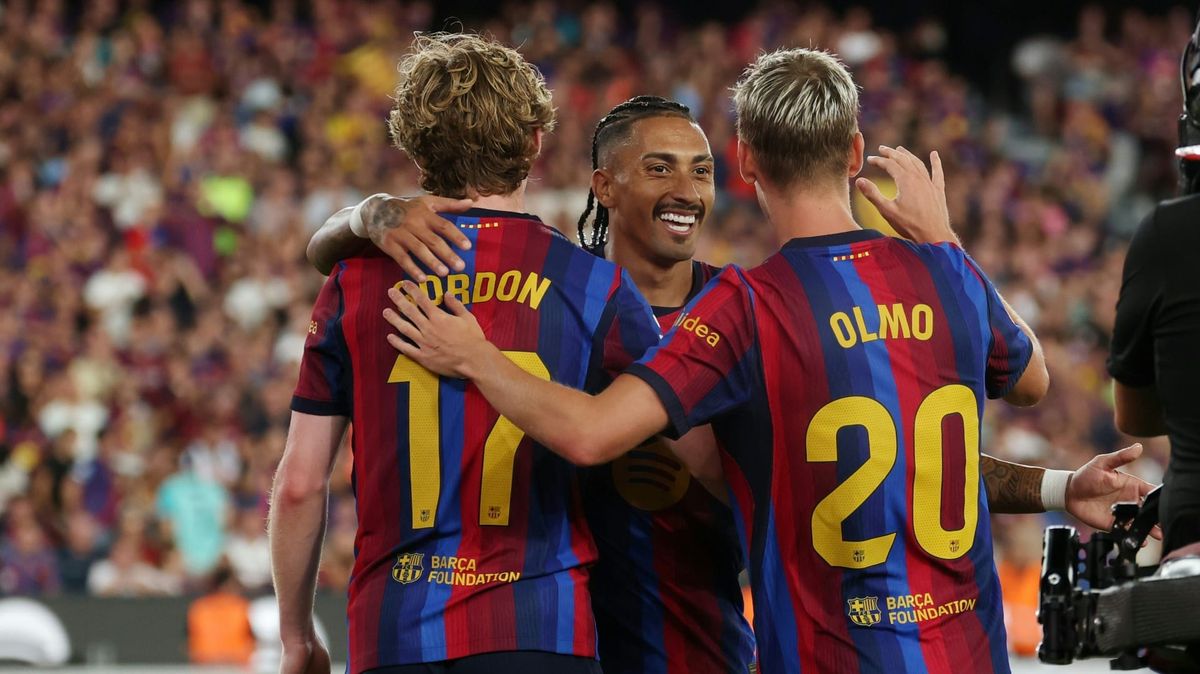Barca um Toptorjäger Raphinha (m.) hatte Grund zum Jubeln