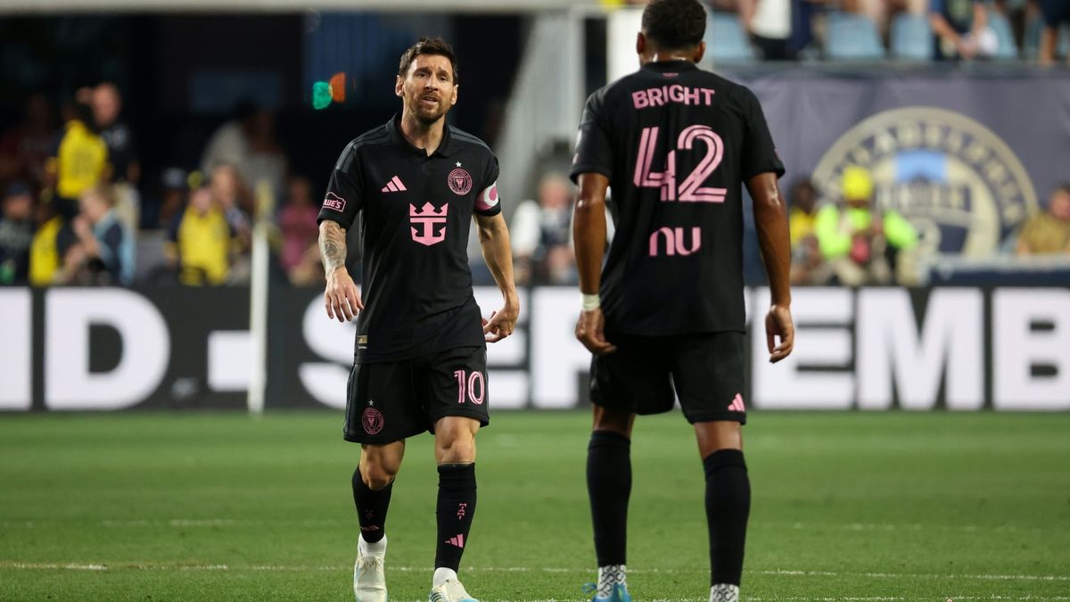Messi (l.) wird zur Kasse gebeten