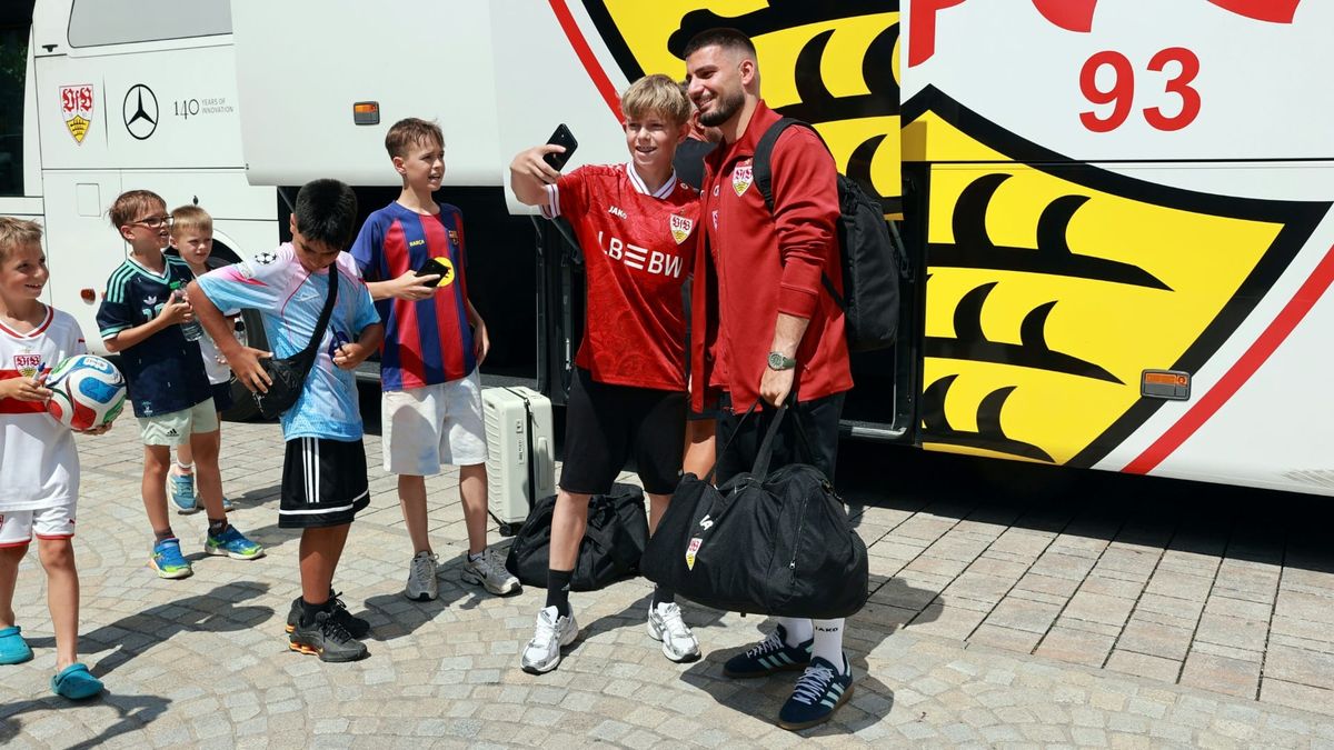 Deniz Undav mit Fans im Trainingslager des VfB