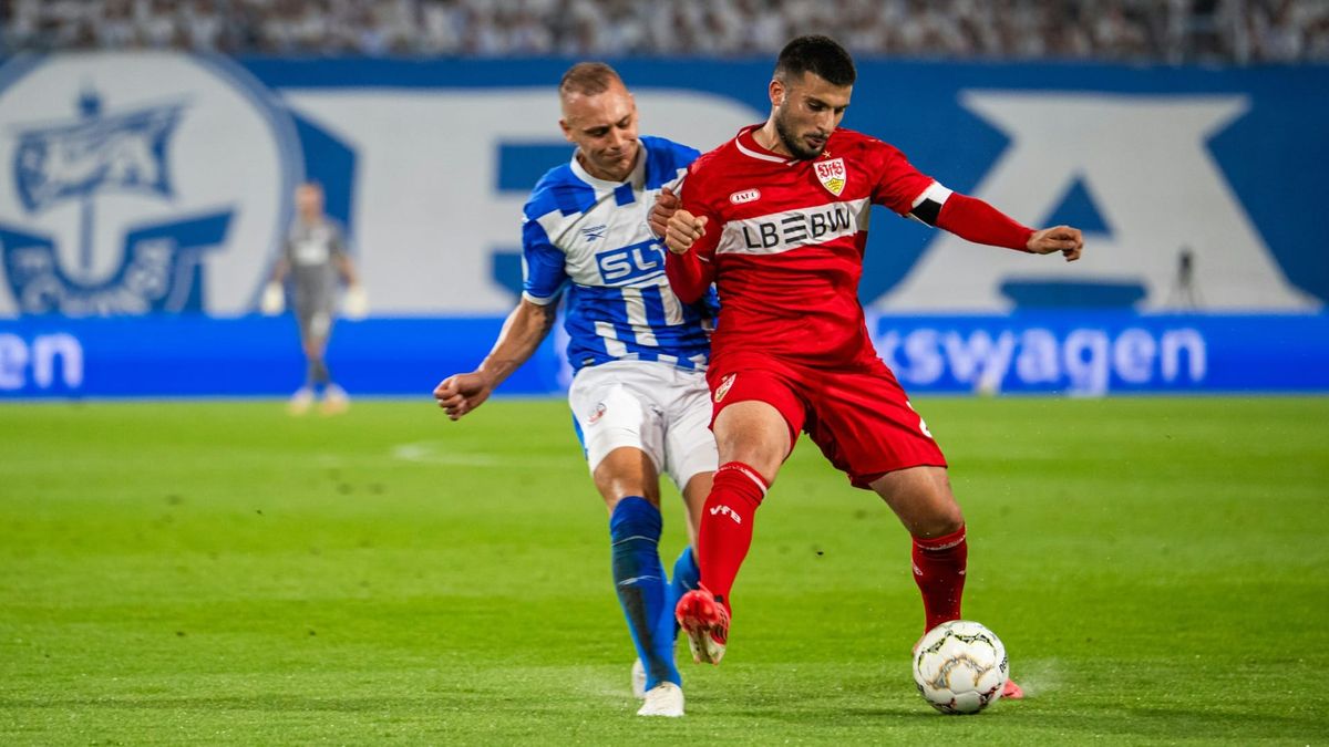 Binde am Arm: Deniz Undav (r.)