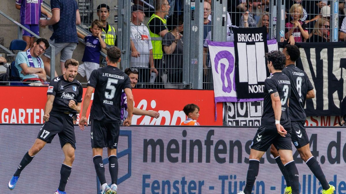 Nollenberger (l.) jubelt über den Führungstreffer
