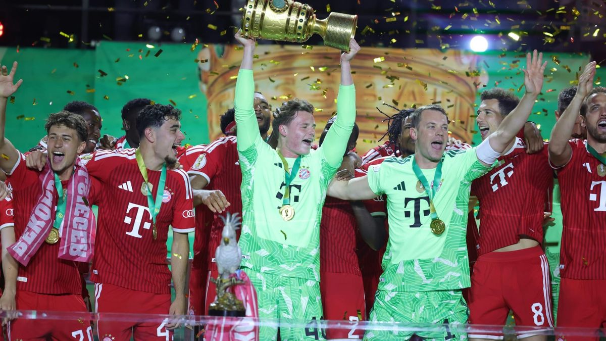 Jonas Urbig (li.) und Manuel Neuer