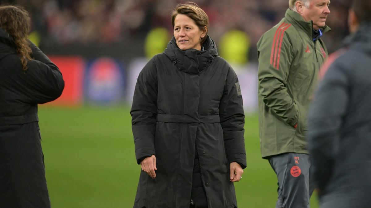 Bayerns Frauenfußballchefin Bianca Rech (m.)