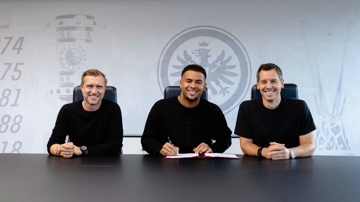 Noah Atubolu (M.) spielt künftig für Frankfurt