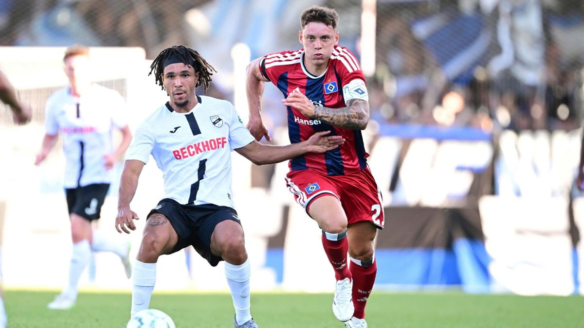 SoccerHSV-Kapitän Remberg (r.) im Duell mit Eze