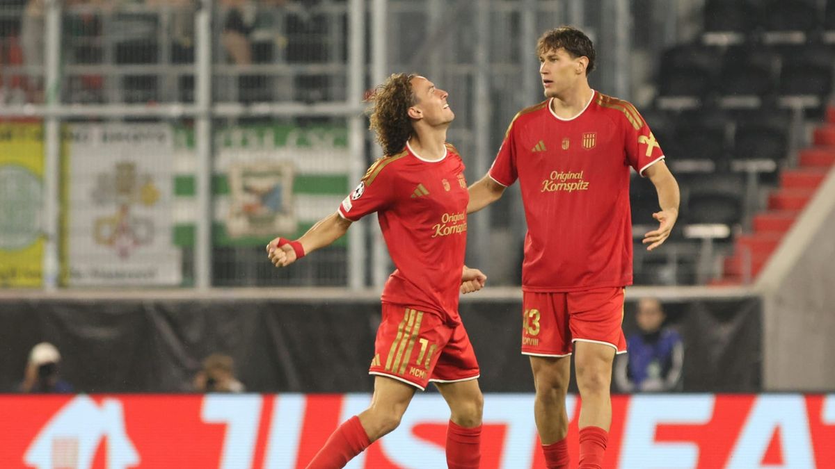 Robert Ljubicic (l.) feiert sein Tor zum 2:1