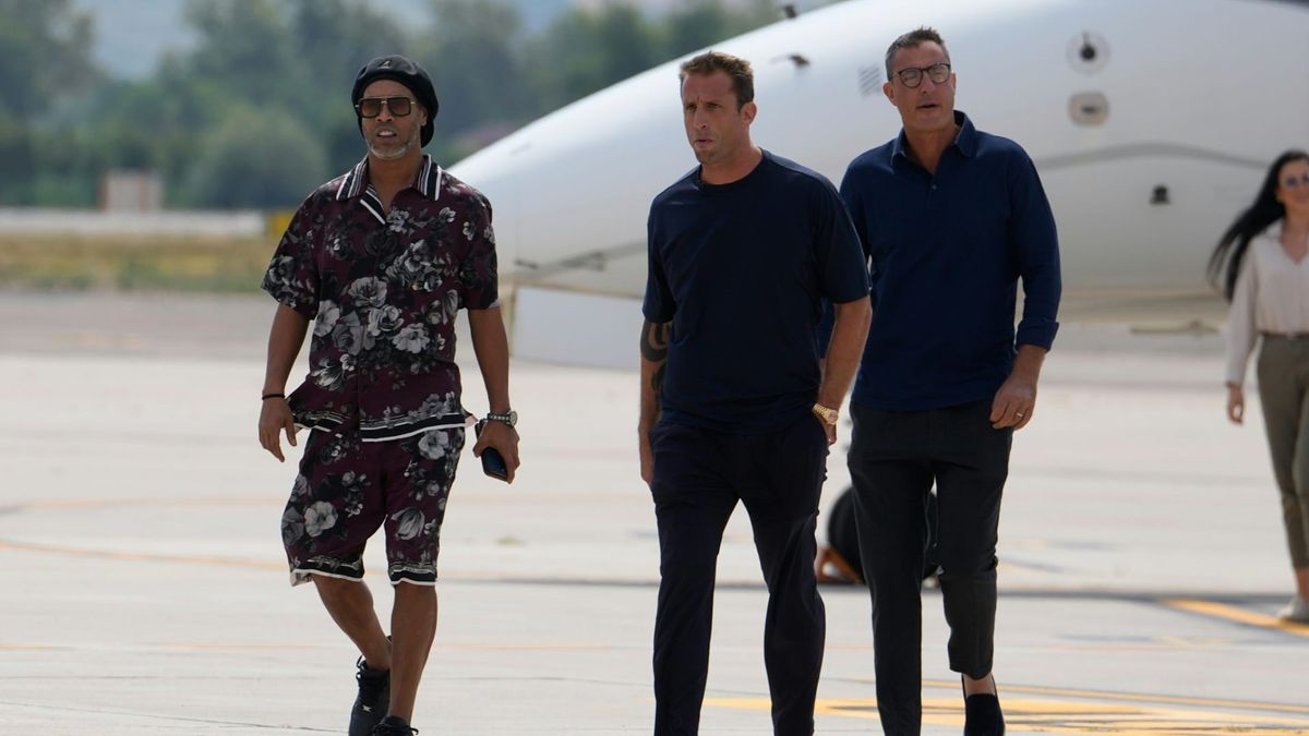 Ronaldinho (l.) ist in Italien gelandet