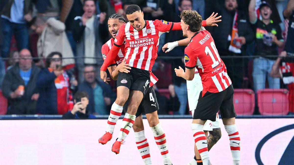 Wanner (r.) bejubelt mit Dest das 1:1