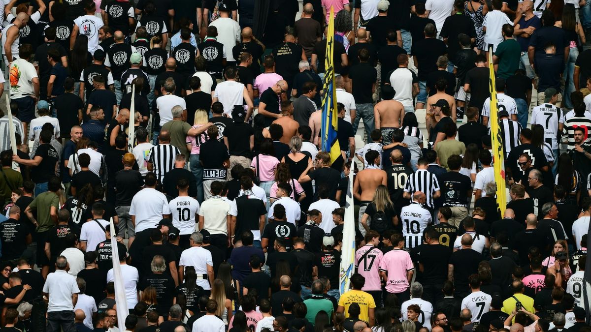 Juventus-Fans während der Schweigeminute