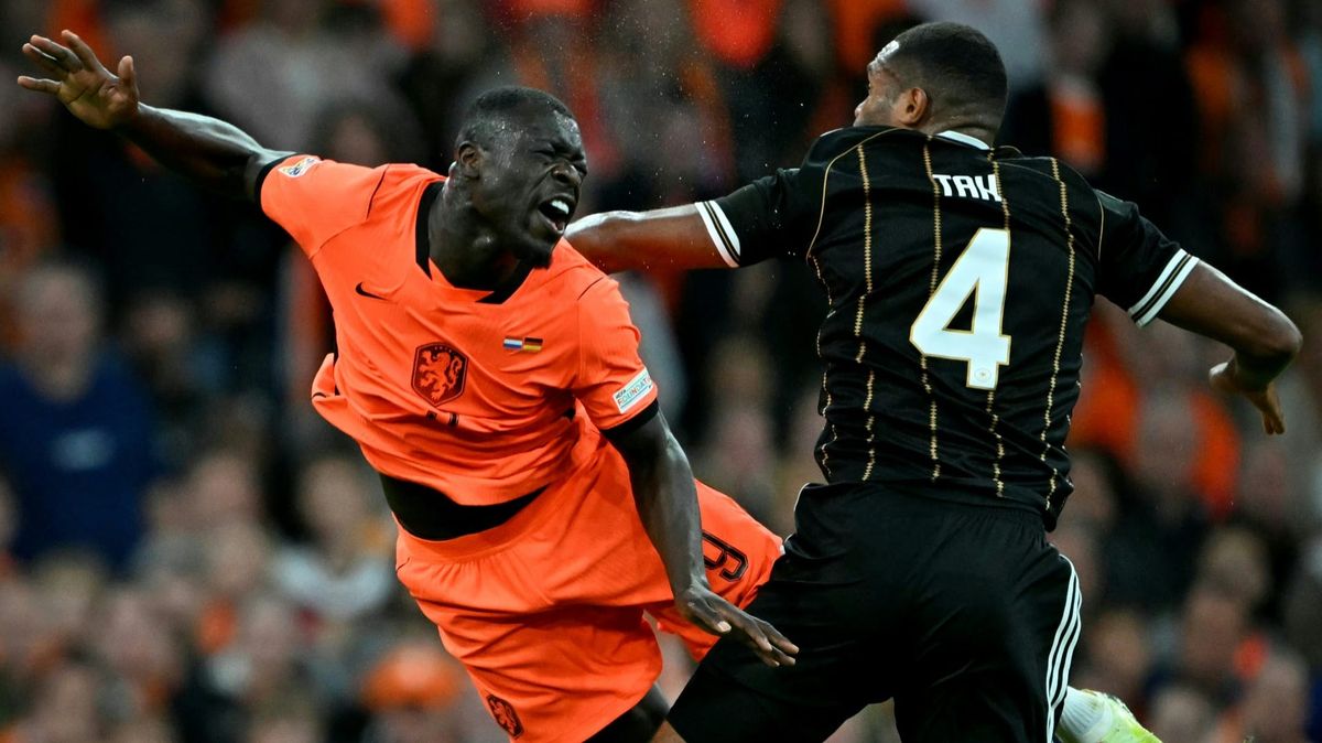Jonathan Tah (r.) bekämpft Brian Brobbey