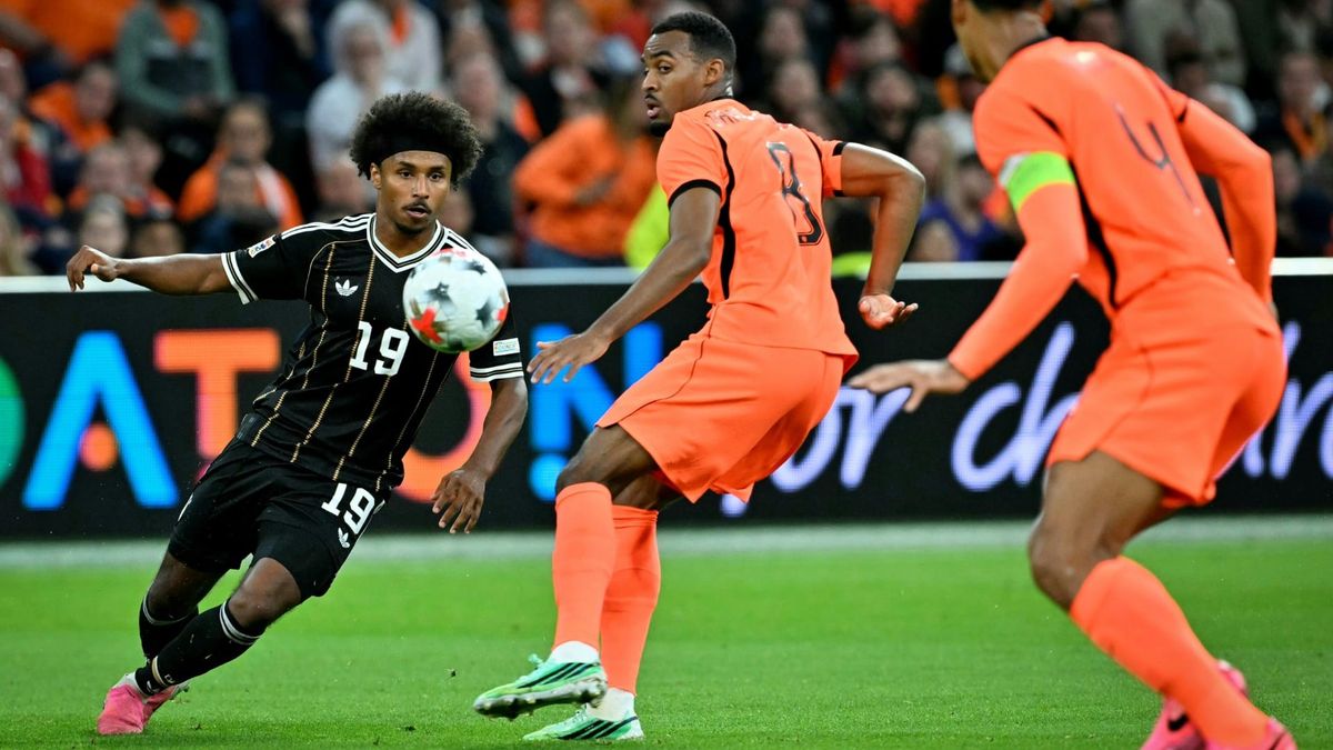 Karim Adeyemi (l.) im Spiel gegen die Niederlande