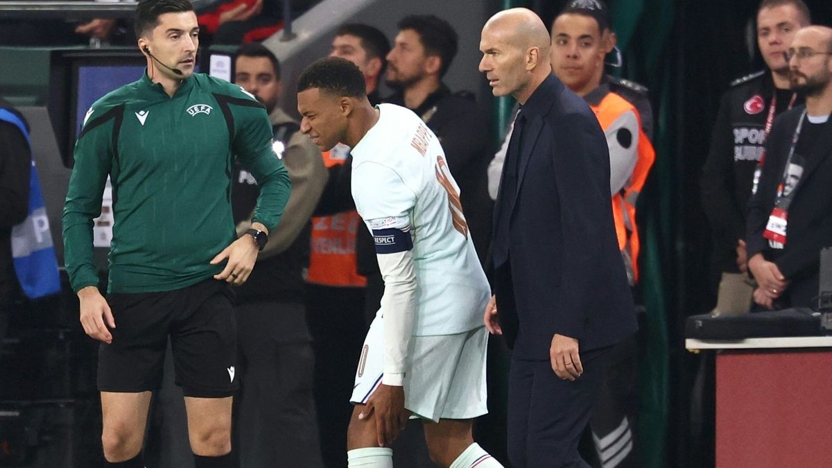 Kylian Mbappé fasst sich ans linke Knie