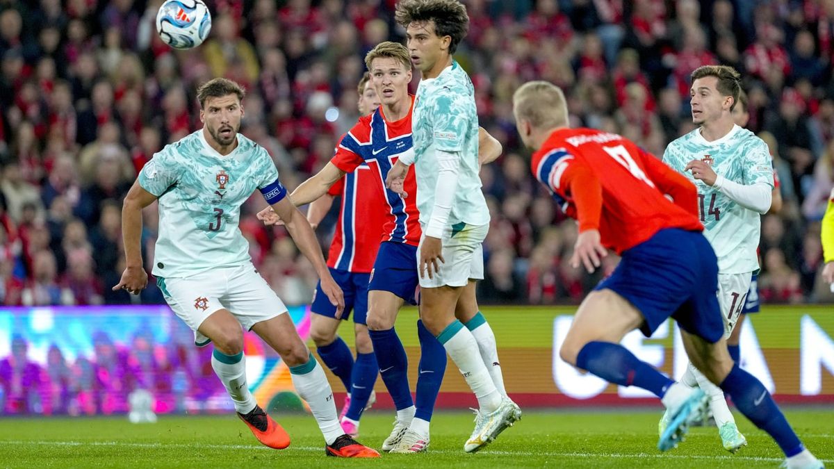 Portugals Torschütze Joao Felix (m.) und Haaland (r.)