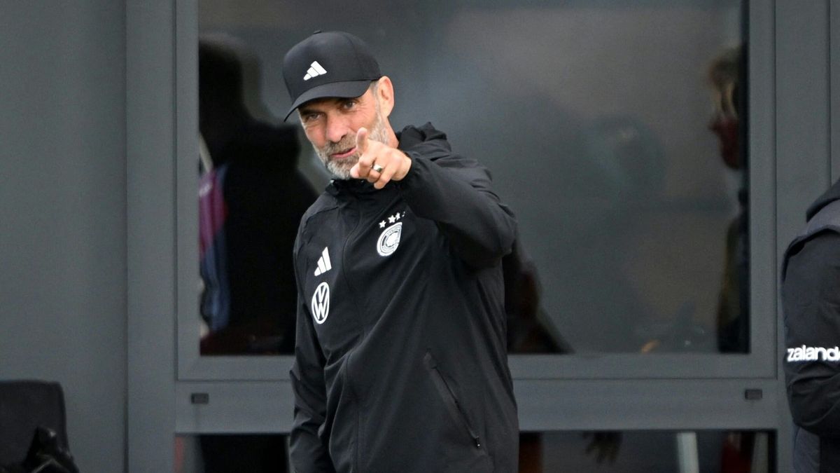 Bundestrainer Jürgen Klopp beim ersten Teamtraining