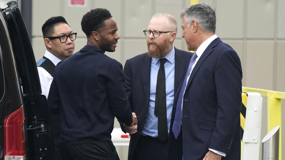 Raheem Sterling (2.v.l.) vor dem Gerichtstermin