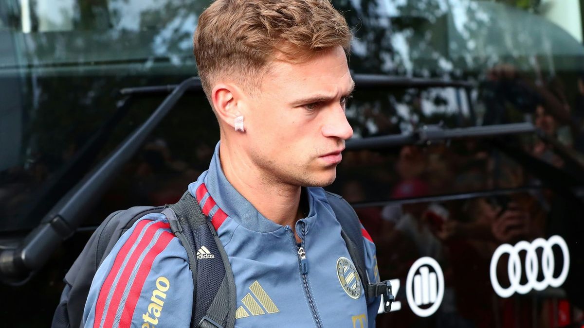 Joshua Kimmich sitzt auf der Bank