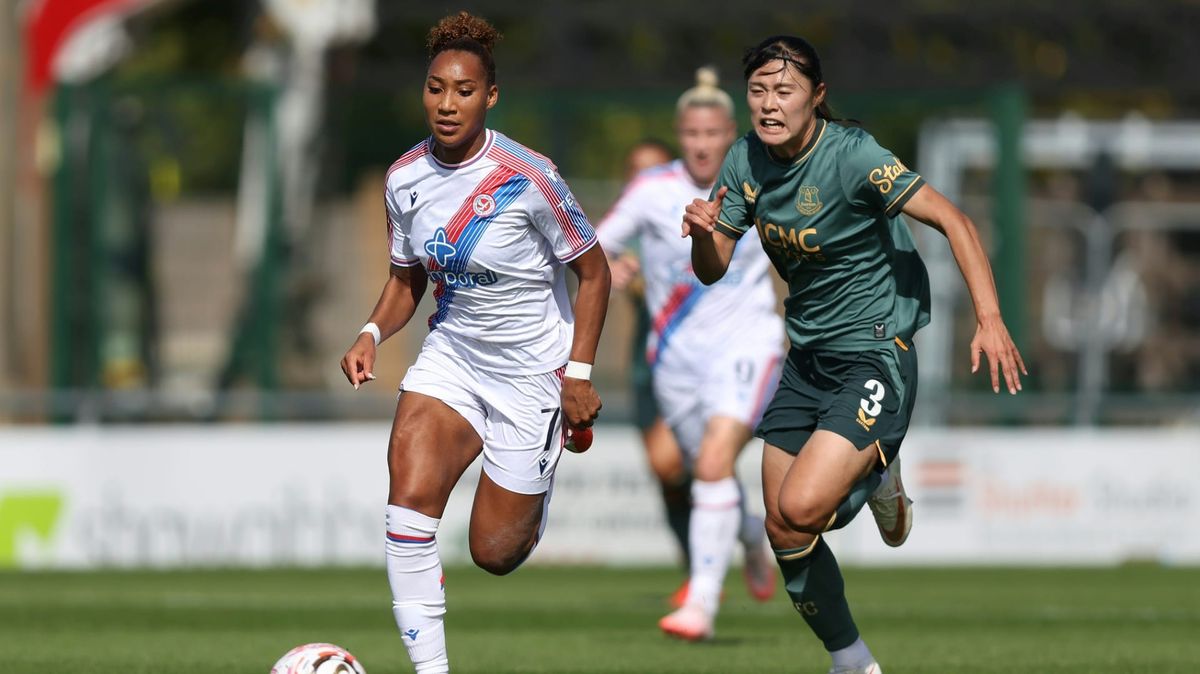 Palace-Spielern Lexi Lloyd-Smith (l.)