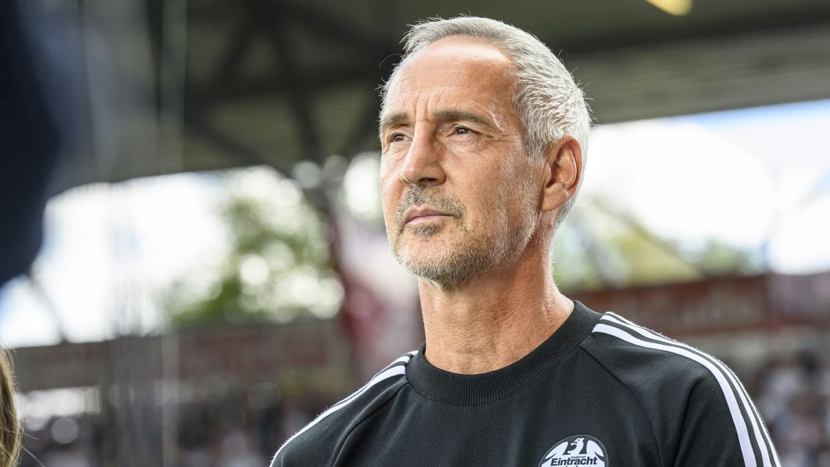 Adi Hütter tritt mit der SGE gegen Augsburg an