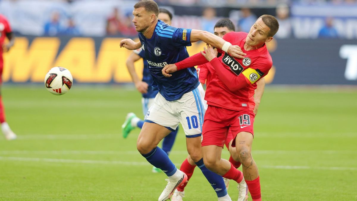 Edin Dzeko (l.) im Duell mit Lukas Pinckert